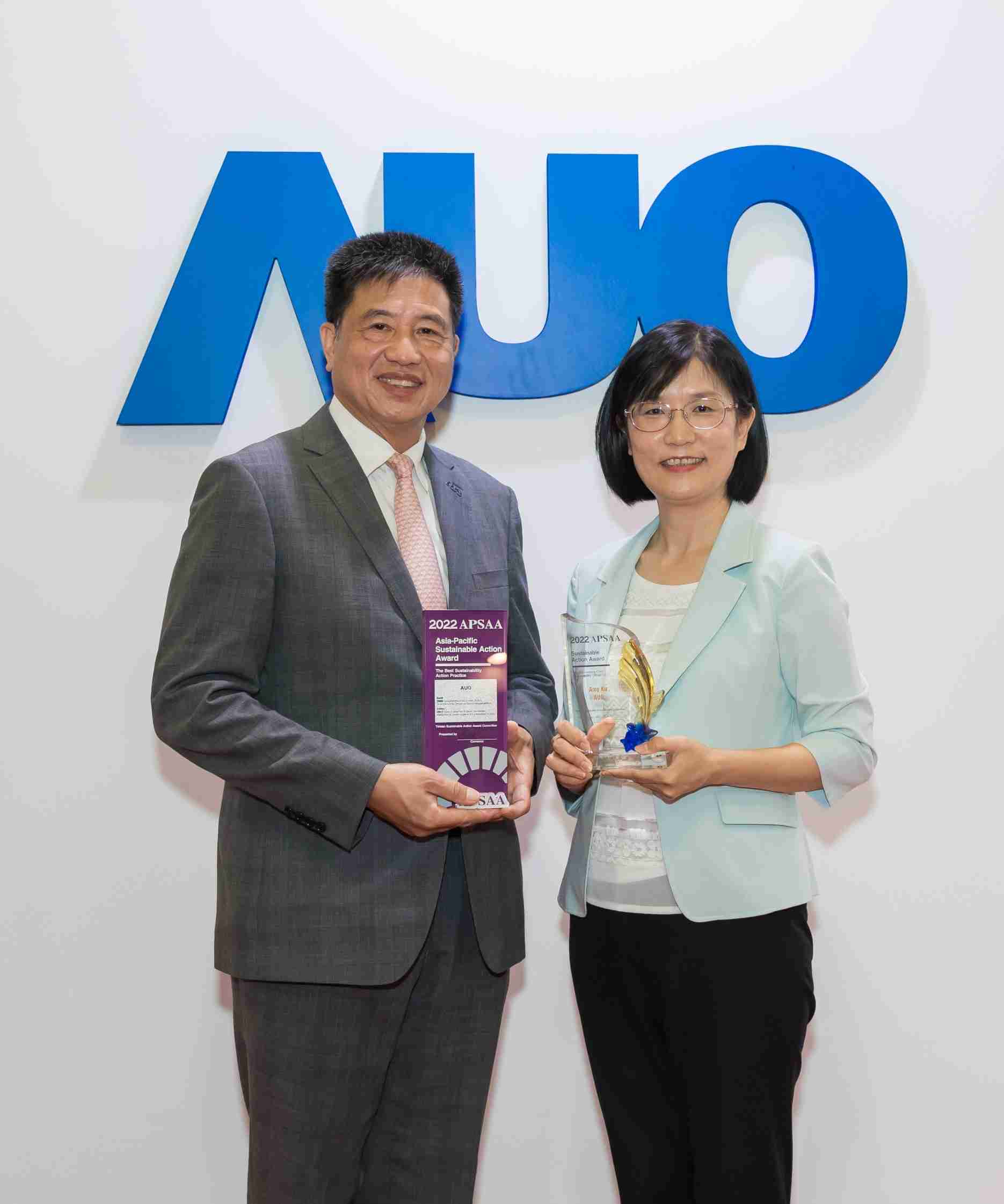 优游UB8长期垫筑永续远景的基石，，，透过ESG暨气候委员会逐步实践永续策略蓝图。。其中，，优游UB8光电永续长古秀华带领团队、、制定中长期目标，，，，缔造多面向亮眼表现，，，，获得「顶尖永续长奖」的个人奖殊荣（左：优游UB8光电董事长暨执行长彭双浪，，右：优游UB8光电永续长古秀华）