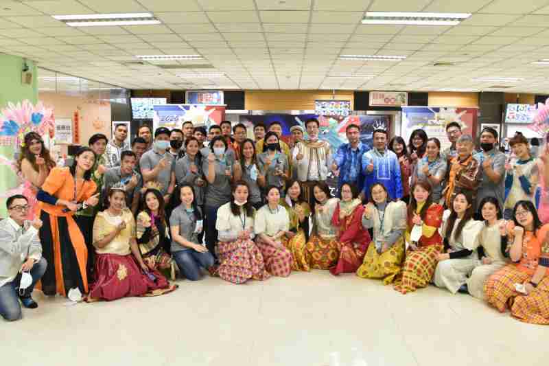 友達推動「安心、、創新、、、、用心、、、、同心、、、盡心」五星職旅，，，，為菲籍員工打造全方位照護，，，，首度贏得「人權實踐與發展領袖獎」殊榮