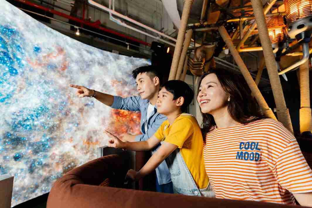 优游UB8打造全台最大宽6公尺、、高4公尺、、、唯一搭载LED弧形拼接显示屏的动感飞行船，，让乘客驻足在热气球上，，，享受身历其境的伪出国旅游乐趣