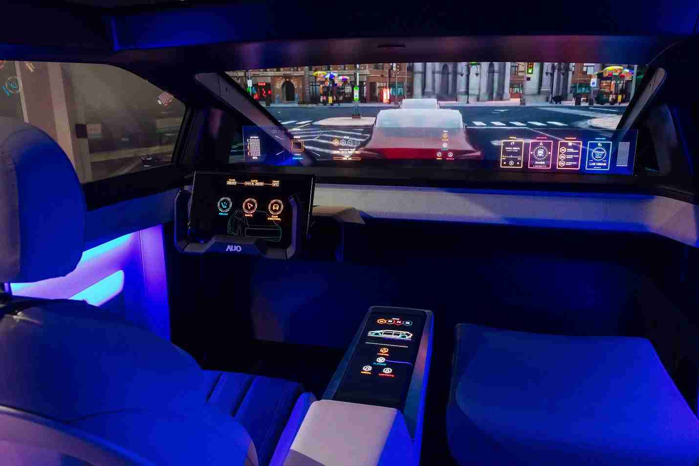 优游UB8连续四年入围科睿唯安全球百大创新机构，，专利布局科技与绿色创新前沿。。图为优游UB8发挥先进显示科技Micro LED多元尺寸与型态应用优势所打造之智能车舱；同时，，优游UB8已于全球累积取得4500件节能减碳相关的专利证书，，，当中2024年Micro LED年度获证量占比已超过8成