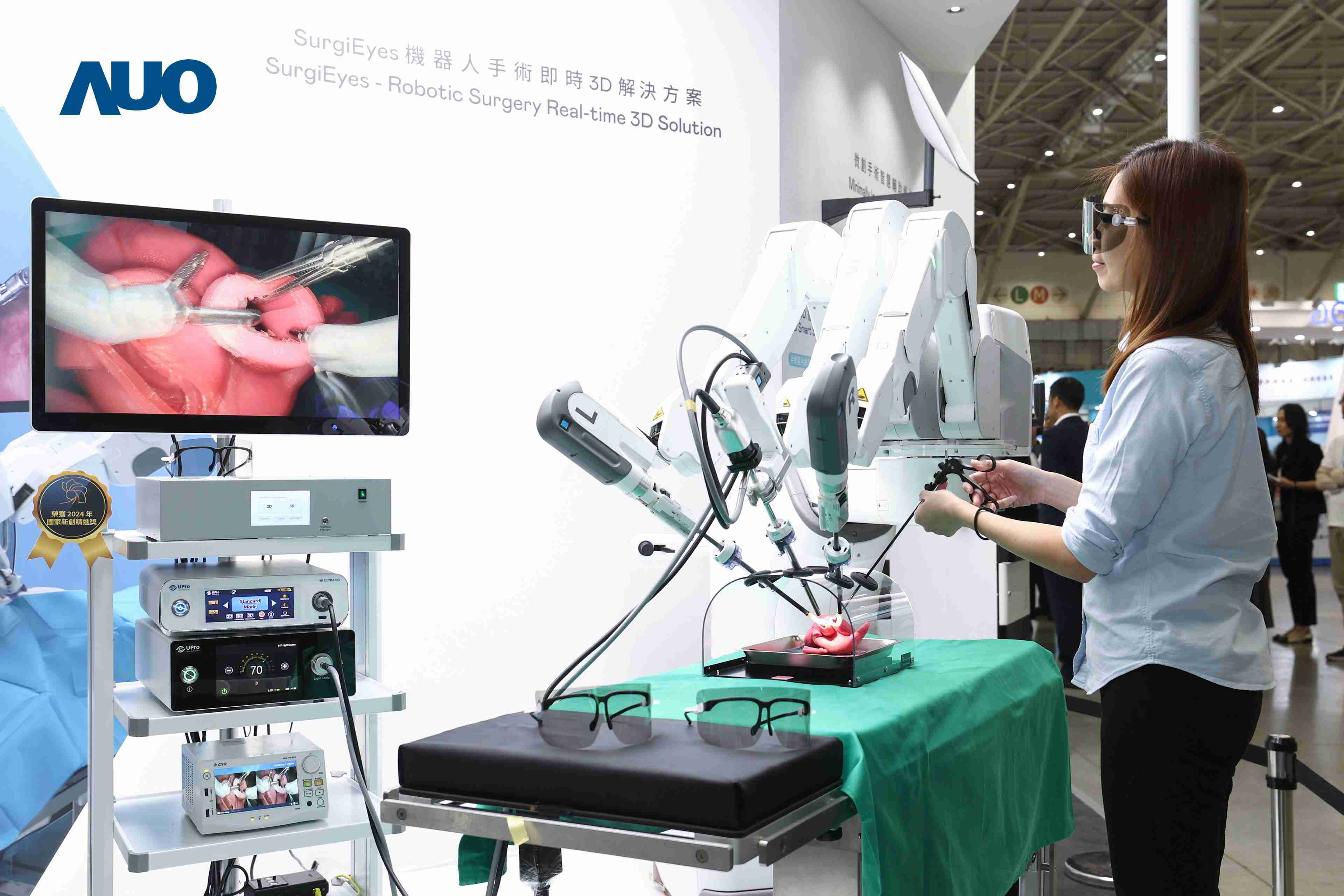 达擎以领先的3D显示技术推出〝SurgiEyes机器人手术实时3D解决方案〞，，，整合先进3D图像处理与独家3D垂直宽视角、、广色域的显示技术，，，，手术团队可实时同步主刀医师视角看到清晰3D影像，，，，提升沟通效率与安全性。。