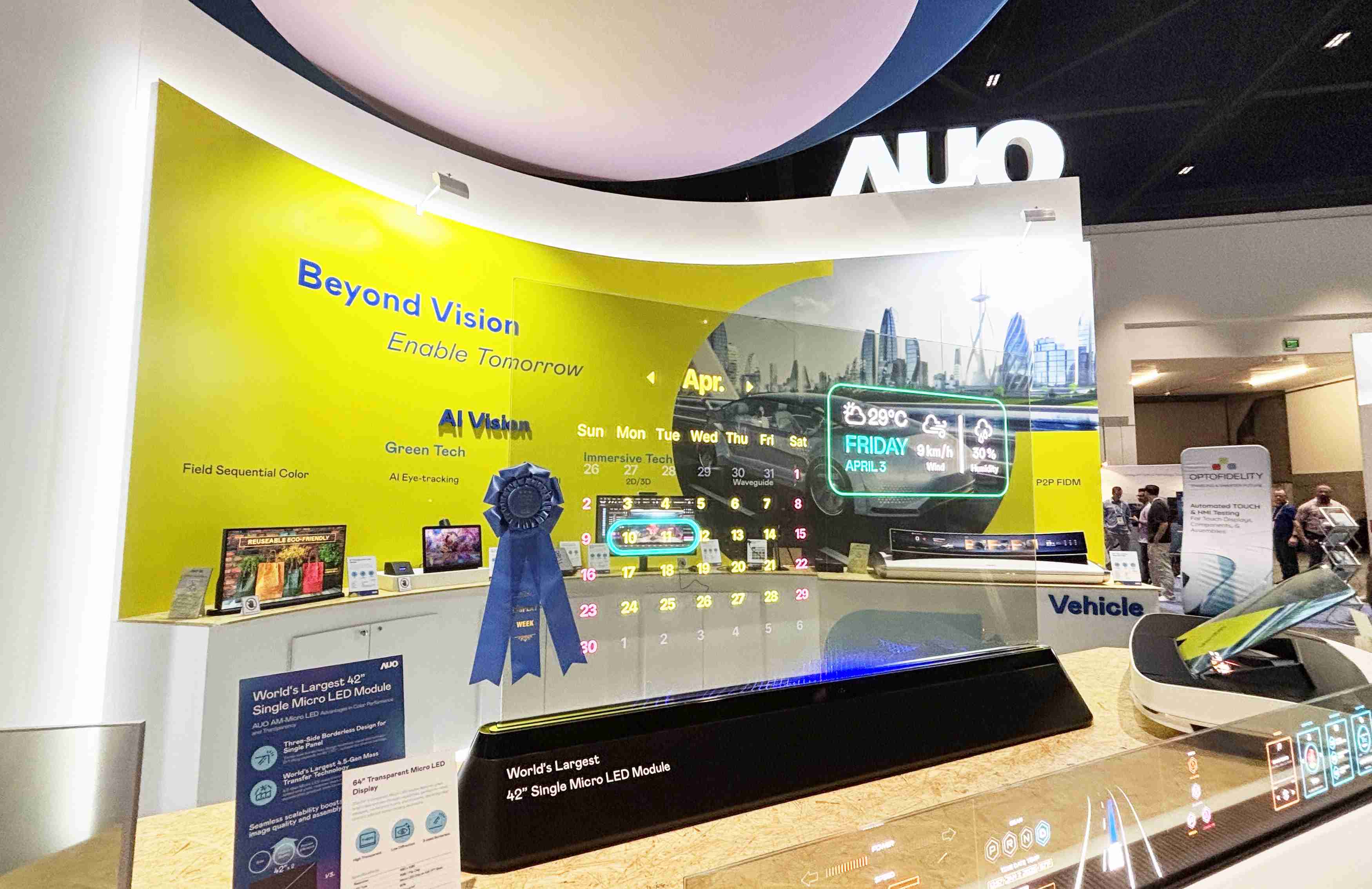 优游UB864吋透明Micro LED显示器获〝最佳Micro LED技术应用奖〞，，，其绝妙的透明穿透特性，，，，同时具备1,000 nits的高亮度表现，，并透过精细的无缝拼接延伸，，，可依需求灵活应用于多元场域，，，，展现出Micro LED显示技术划时空的无限潜力